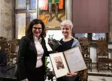 Profesor odbiera nagrodę