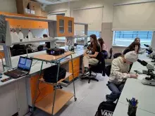 Dzieci w laboratorium