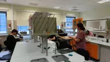 Dzieci w laboratorium