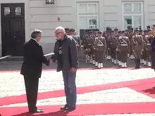 Profesor K. Skóra odbiera of Prezydentak RP flagę