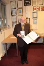 Profesor Marcin Pliński z dyplomem oraz medalem