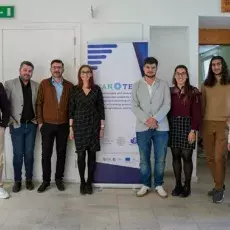 Konsorcjum CYanoTech. (od lewej do prawej: Giannis Neofytou (CUT), dr Nikolaos Tzotzakis (CUT), dr Antonios Chrysargyris (CUT), dr Maria G. Antoniou (CUT), Robert Konkel (UG), Nikoletta Tsiarta (CUT), Andreas Hadjicosti (CUT) i Efthymia Chatziathanasiou (CUT)). 